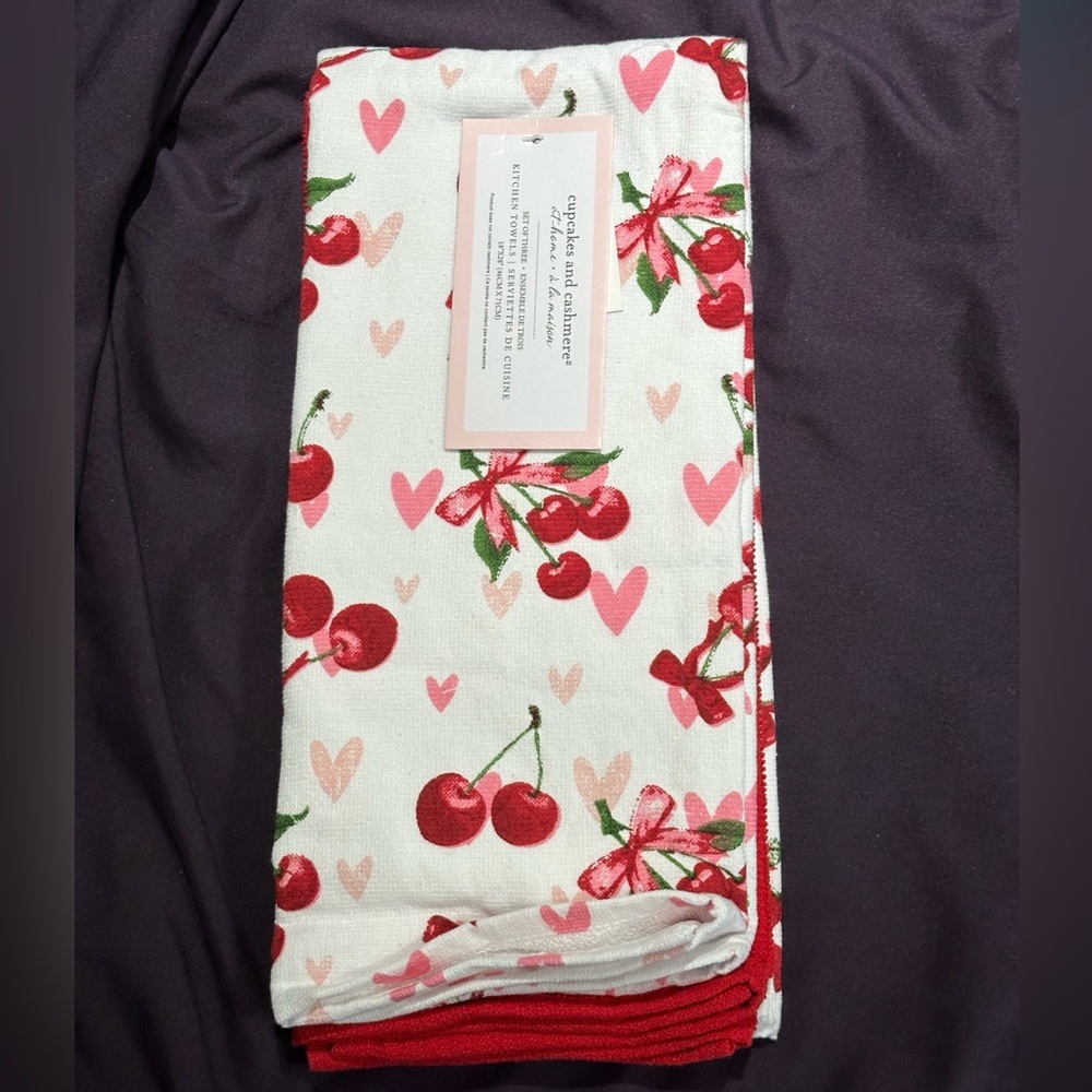 ✨NWT✨ Cupcakes & cashmere: Set of 3 Kitchen Towels - Picture 1 of 5